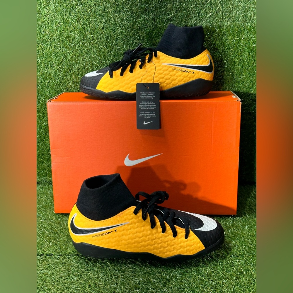 NIKE HYPERVENOMX PHELON III INDOOR SOCCER SHOES, SIZES 4.5Y,  5Y , KIDS, ORANGE
